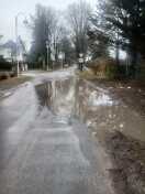 Foto: Riesige Pfütze im Kreuzungsbereich 